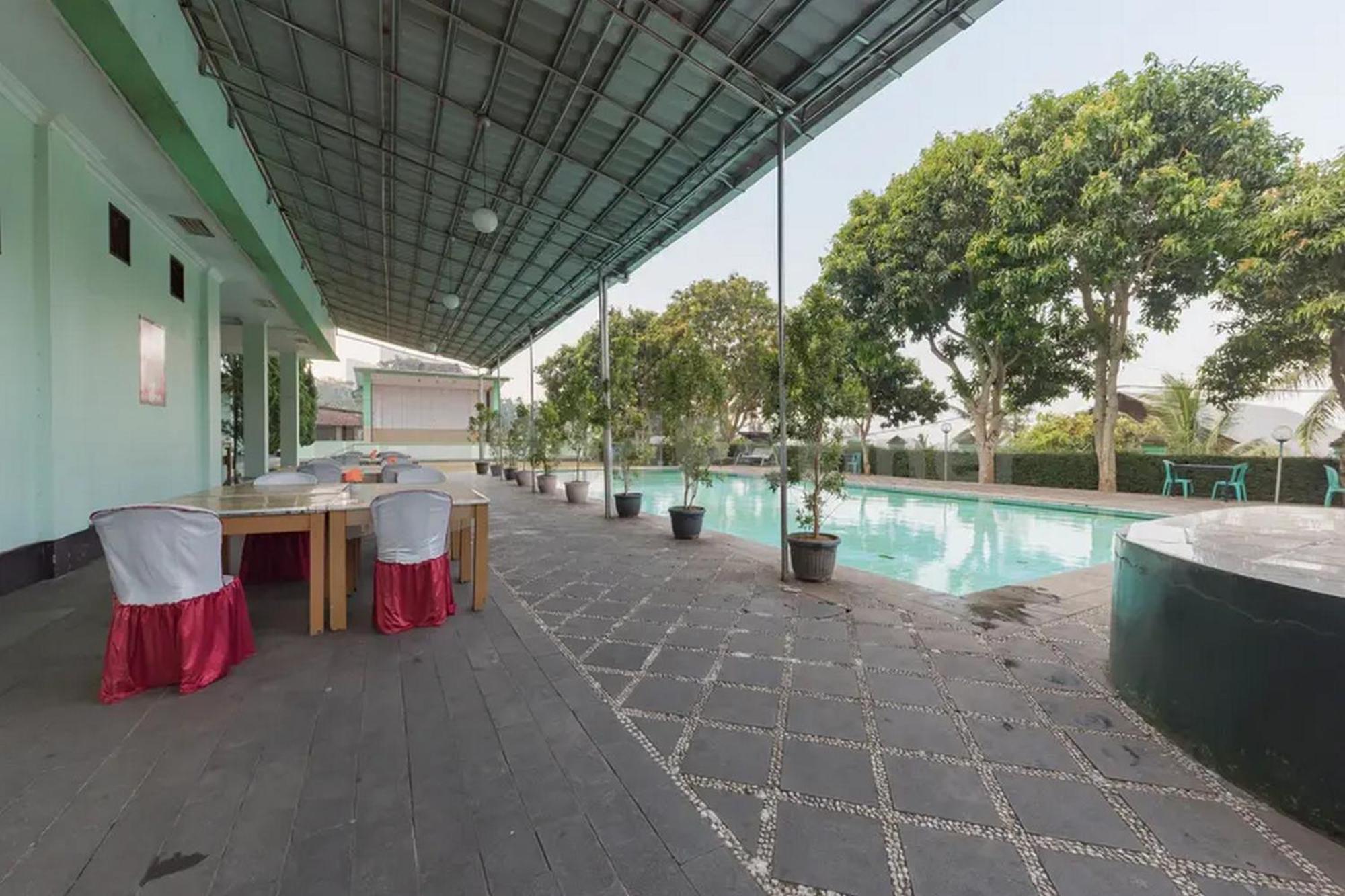 Hotel Ayong Linggarjati Kuningan Mitra Reddoorz Экстерьер фото