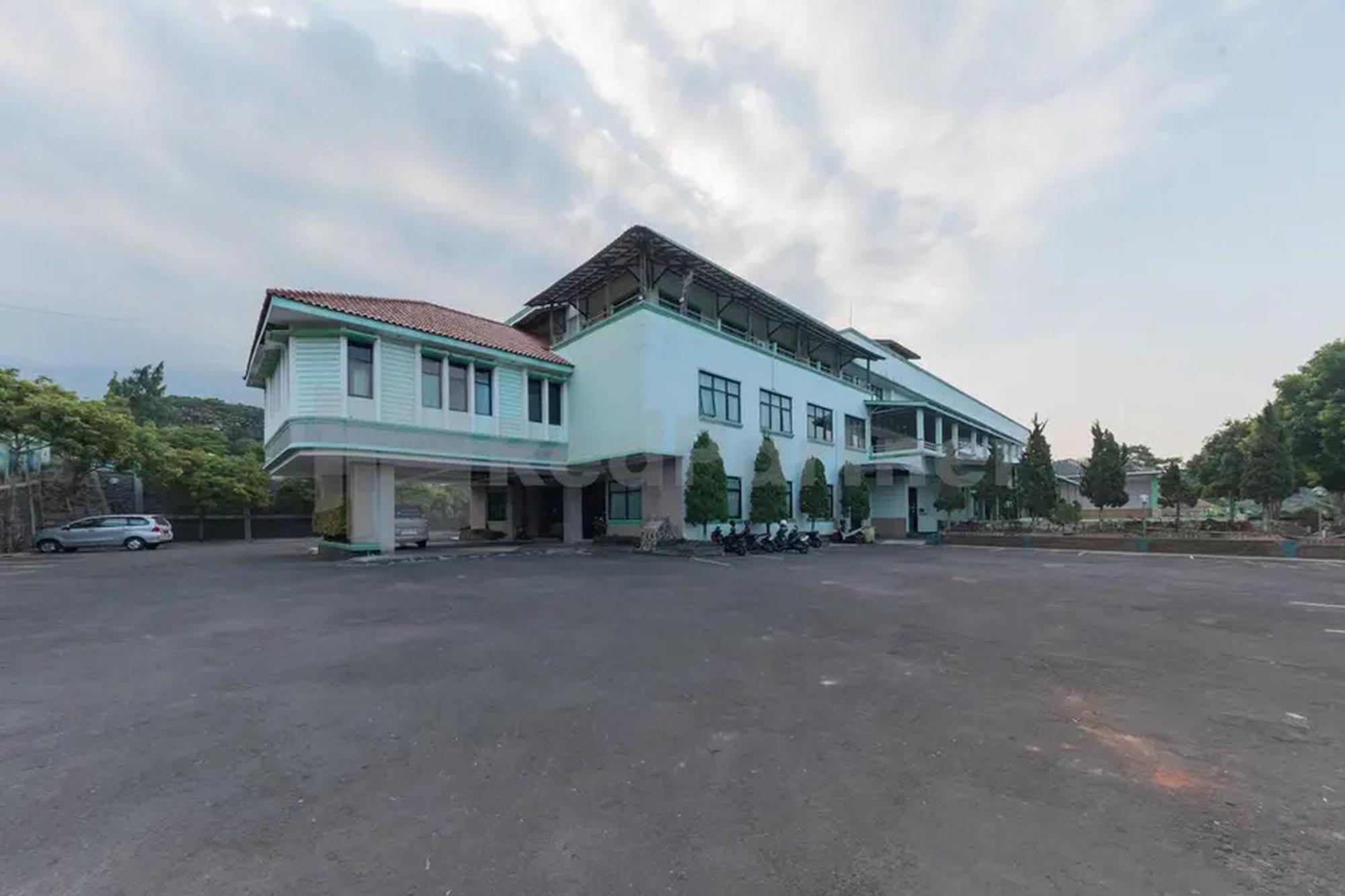Hotel Ayong Linggarjati Kuningan Mitra Reddoorz Экстерьер фото