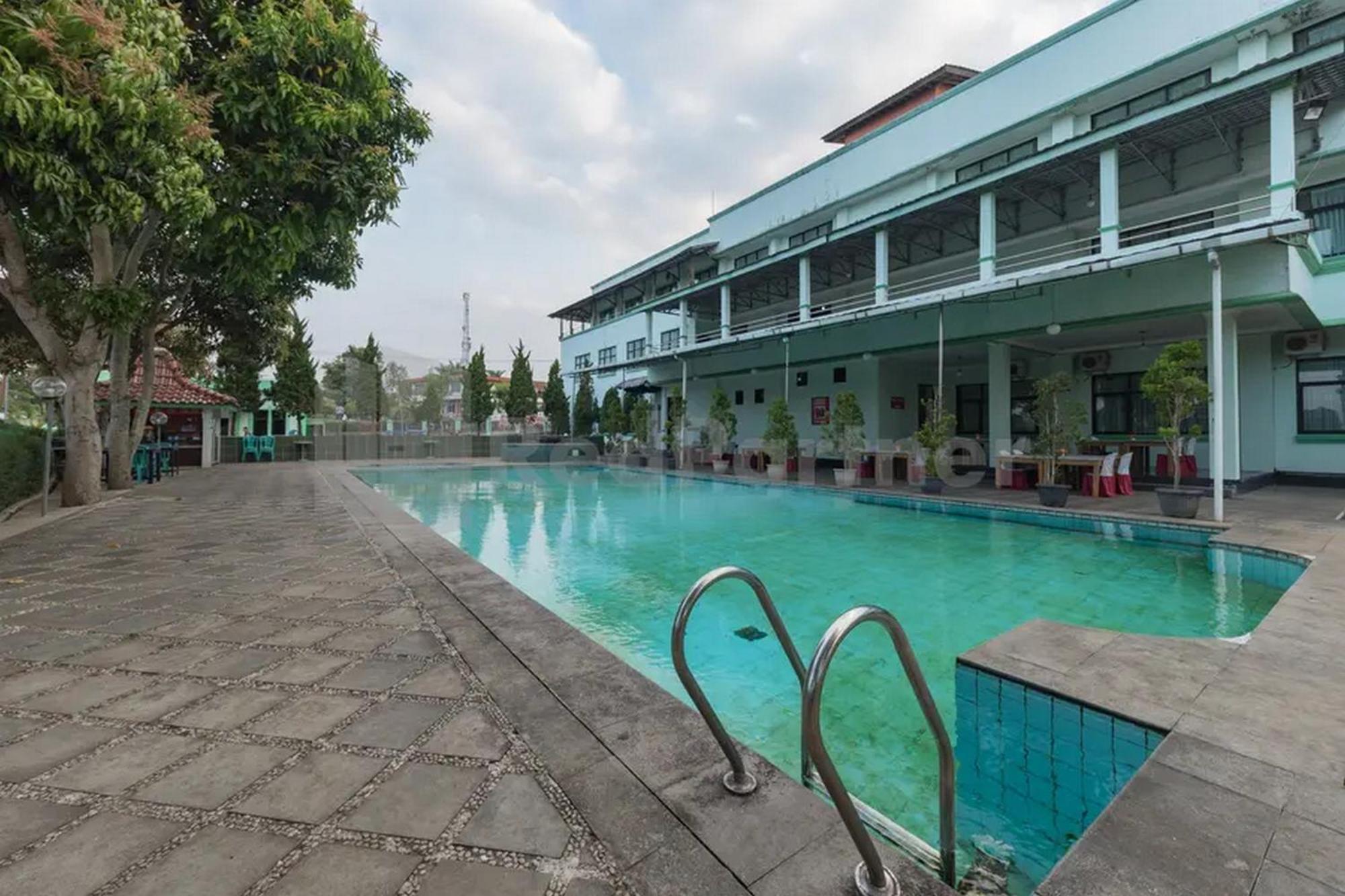 Hotel Ayong Linggarjati Kuningan Mitra Reddoorz Экстерьер фото