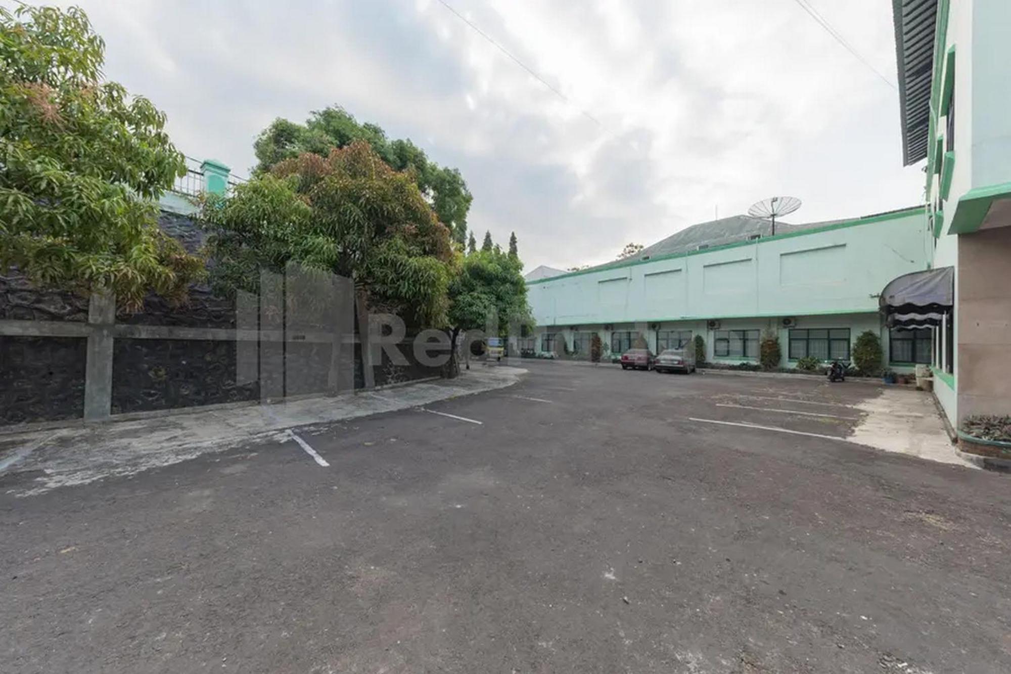 Hotel Ayong Linggarjati Kuningan Mitra Reddoorz Экстерьер фото