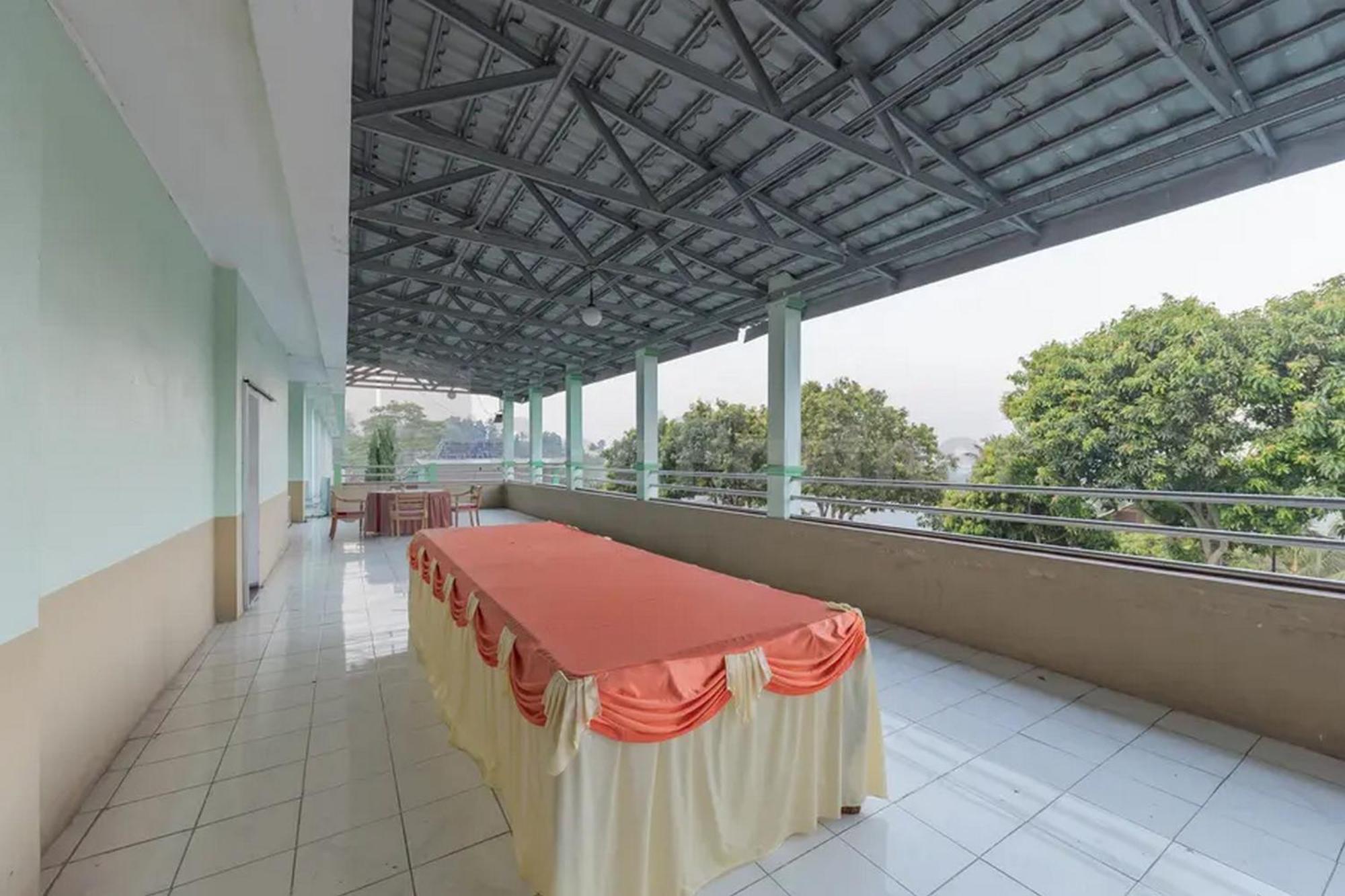 Hotel Ayong Linggarjati Kuningan Mitra Reddoorz Экстерьер фото