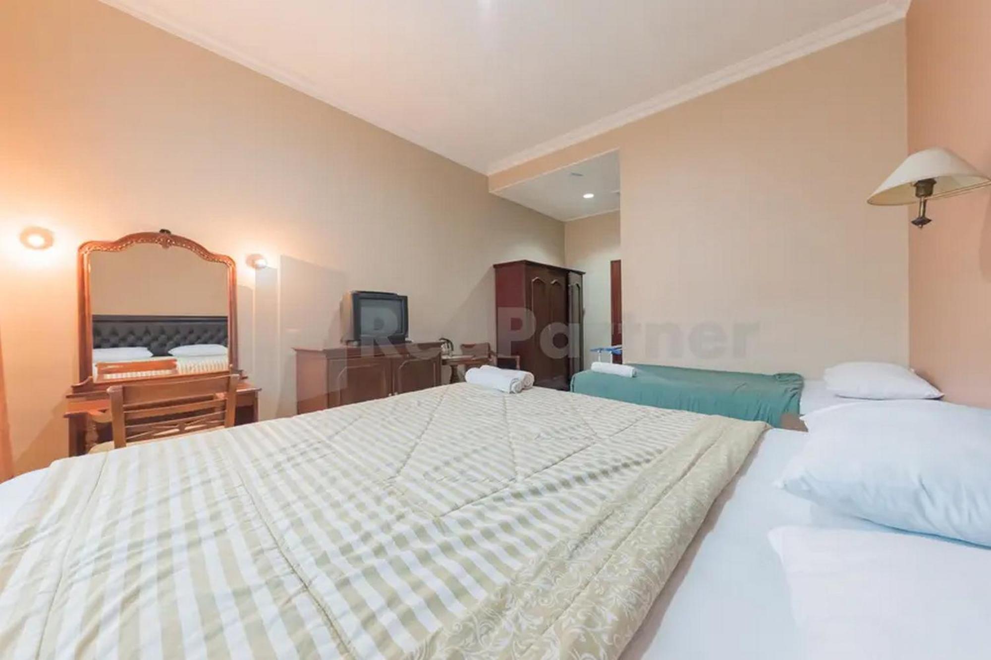 Hotel Ayong Linggarjati Kuningan Mitra Reddoorz Экстерьер фото