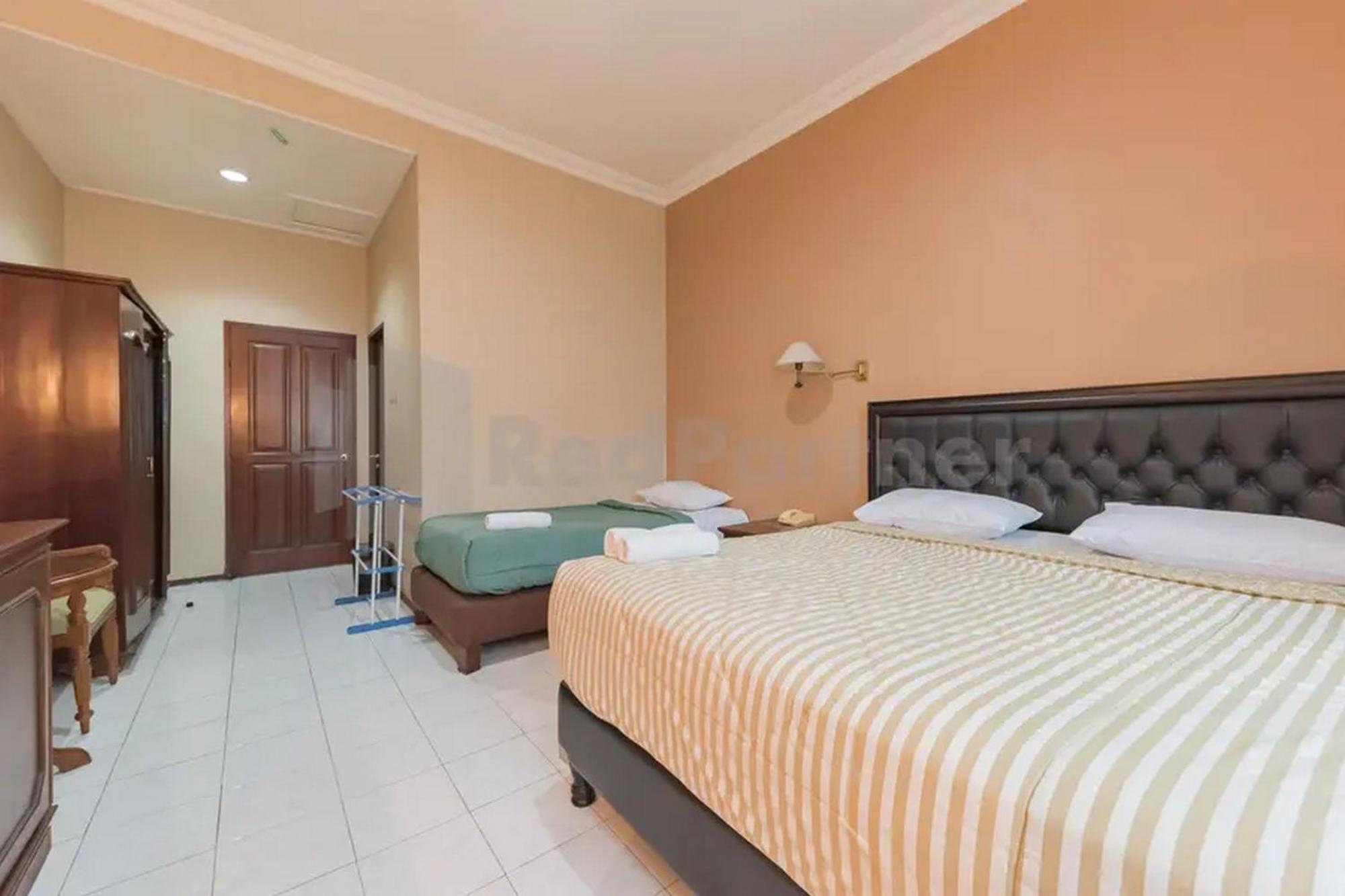 Hotel Ayong Linggarjati Kuningan Mitra Reddoorz Экстерьер фото